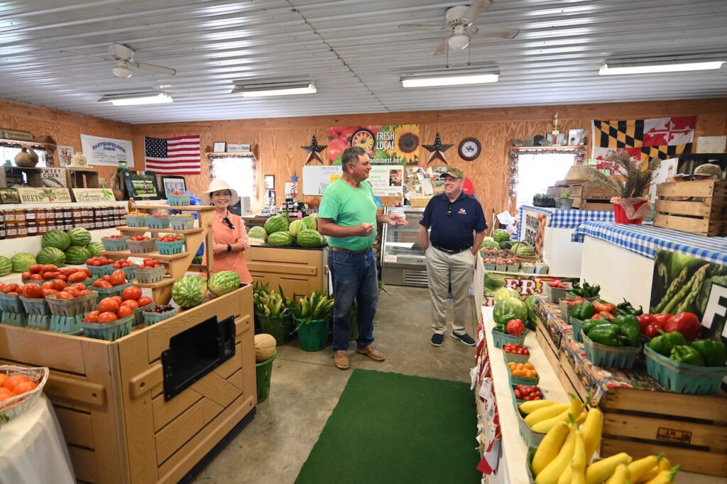 Governor Hogan was joined by Department of Agriculture Secretary Joe Bartenfelder for a visit to Bartenfelder Farms in Preston. A family farming operation since the early 1900’s, Bartenfelder Farms has always been in the produce business, and they also grow wheat, beans and corn.