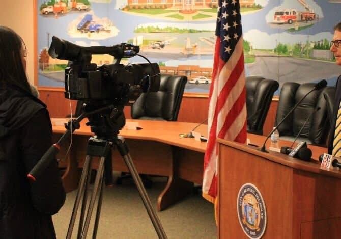 Seaford Mayor David Genshaw addresses press gaggle (c) 2018 Tom Sherman