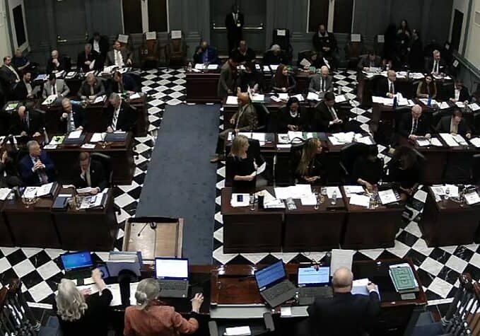 DE House - in Session