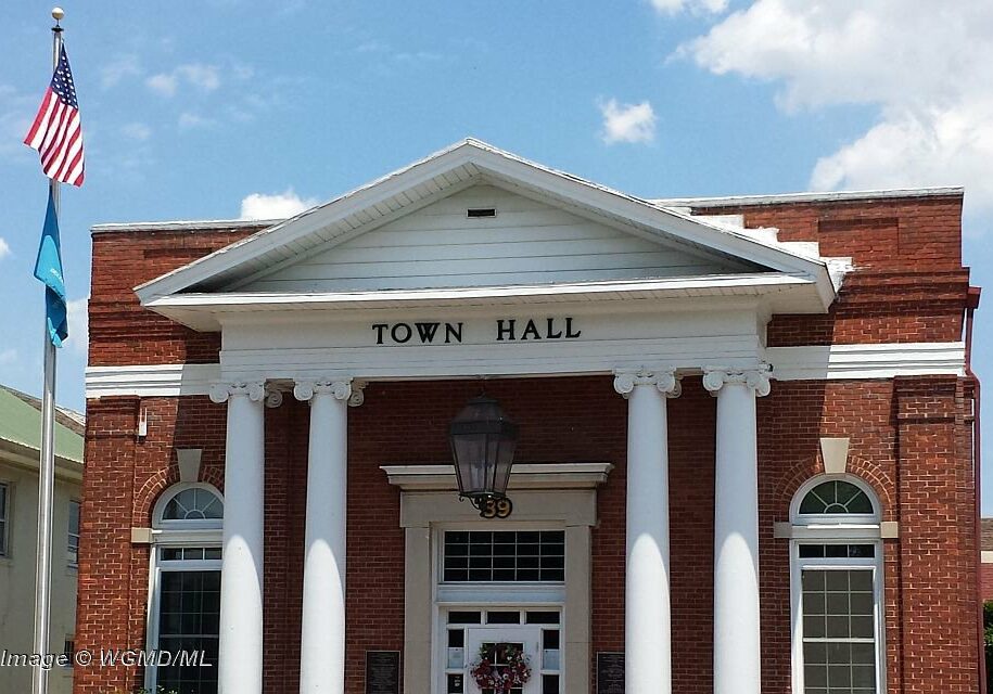 Georgetown Town Hall Image © WGMD/ML