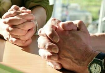 hands-2168901_1280